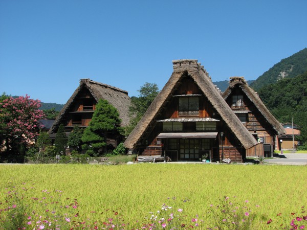 Shirakawa-go_houses_1